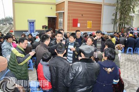 新房前摆起坝坝宴 灾区人民欢乐过年