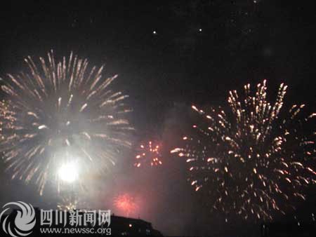 除夕之夜 绚烂烟花耀资中_新闻滚动_大成网_腾