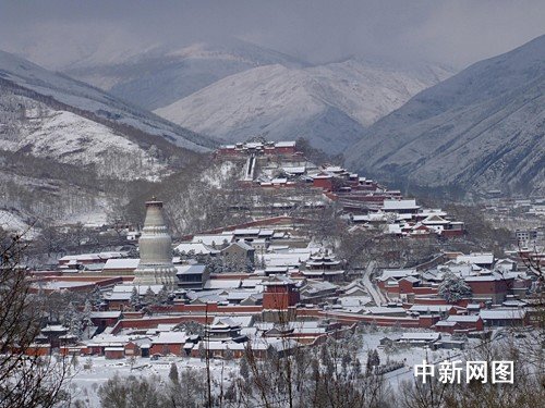 山西五台山春节遭遇三场雪 仍迎来逾七万游客