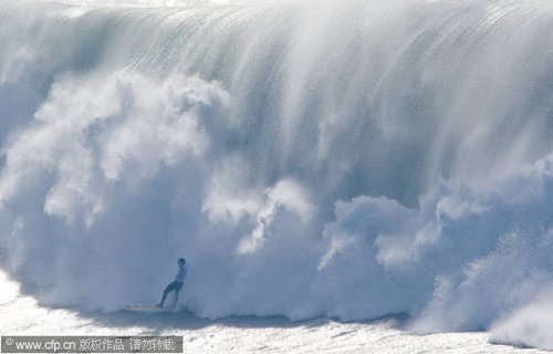 冲浪大赛选手被巨浪追逐_新闻滚动