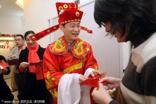 杭州:新年上班首日 老板扮财神发红包