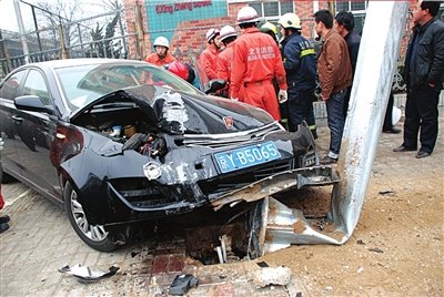 京:荣威车逆行撞飞女记者 目前生命垂危_新闻