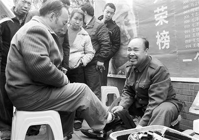 彭州擦鞋活雷锋回乡 免费<em>授业</em>10<em>个人</em>(图)_热