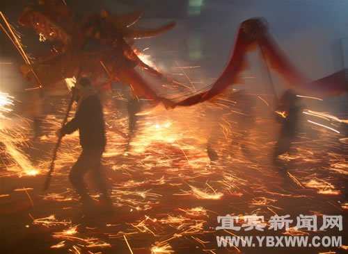 爆竹声声响彻竹都城铁花飞泻映红元宵夜_新闻