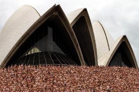 5000多名男女在悉尼歌剧院前拍摄全裸大合影
