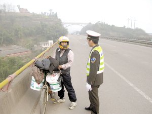 从广东骑自行车回家过年