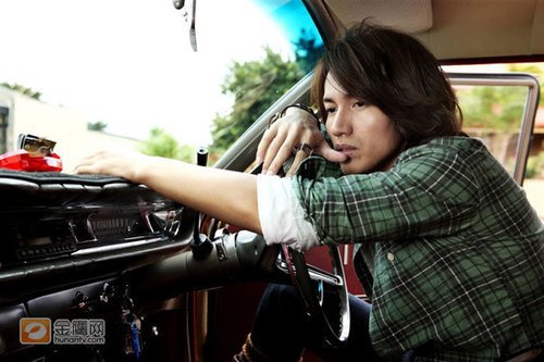 言承旭新写真扮性感男人 赤裸上身 眼神忧郁_