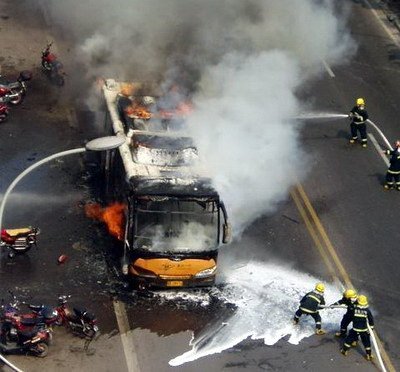 川籍男子带汽油坐车引燃一辆公交 致7人受伤