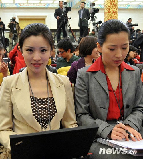 新华社全方位现场报道人大首场新闻发布会_新