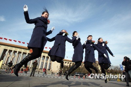 两会礼仪小姐在天安门广场展翅飞翔