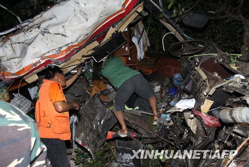 菲律宾车祸12人丧生