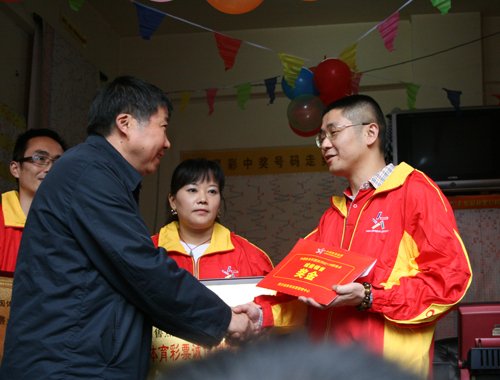 成都彩票店老板电话代买彩票 两年三中500万_