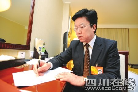 全国人大代表,广元市长马华等建议灾后重建完成后,国家能建立长效