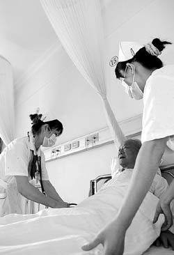 两会热点话题聚焦:公立医院如何改为公益性医