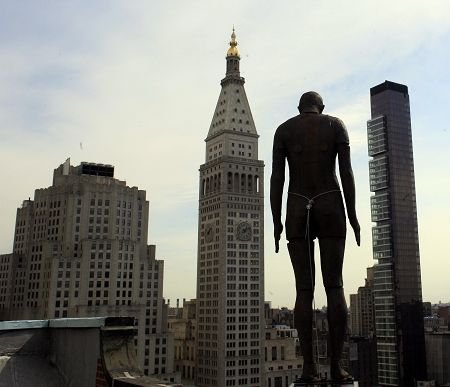 纽约流行裸体跳楼 大胆新颖装置艺术尚待接受