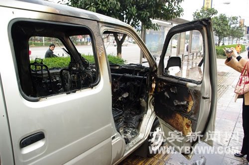 蜀南大道:面包车无端自燃5罐灭火器3台消防车