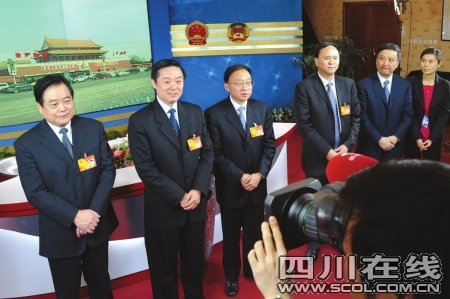 刘奇葆蒋巨峰看望报道全国两会的四川记者