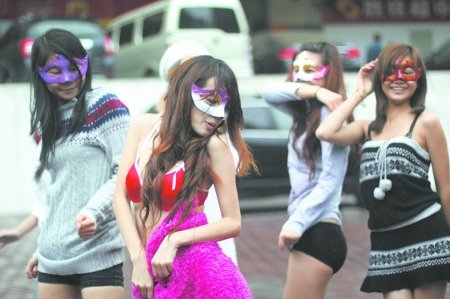 地铁口 8<em>美女</em>为<em>脱光</em>秀身材_新闻滚动_大成网