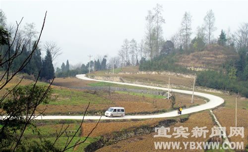 公路拉近大山村民的距离--记高县农村公路建设