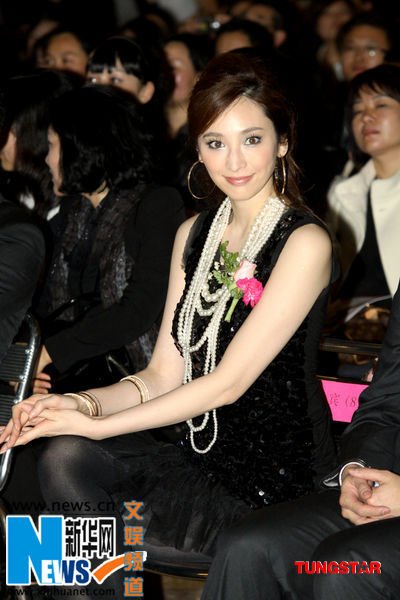 吴佩慈出席<em>走秀</em>活动 短裙<em>丝袜</em>亮相秀美腿_娱乐