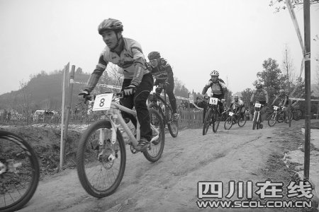 成都百余自行车高手挑战青白江山野赛道_四