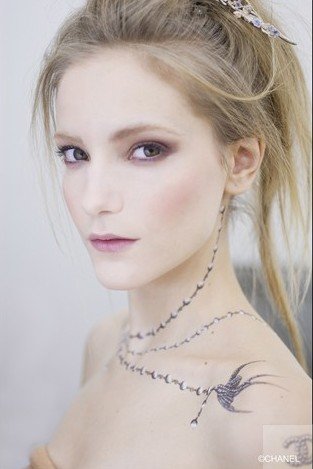 香奈儿项链式纹身贴配搭