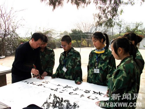 激发青少年书法兴趣宜宾书法家献艺校园受追捧