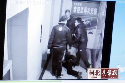 3名男子深夜拖走女网管轮奸被刑拘(组图)