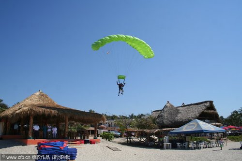 5岁男童4000米高空进行双人跳伞_新闻滚动