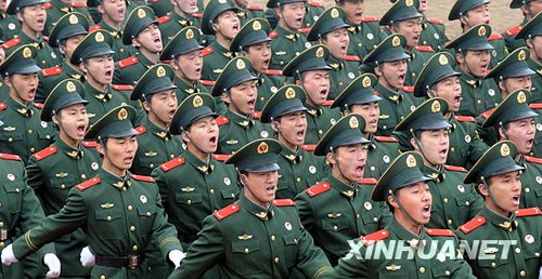 北京消防举行新训阅兵式_新闻滚动