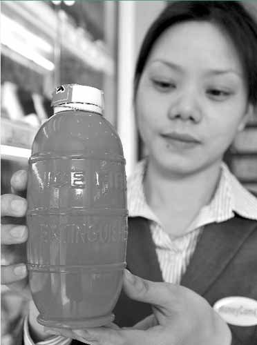 成都现红色水壶瞬间灭火弹 售价达1000元_热