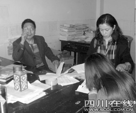天哥(左)在学校捐助学生后留下最后一张照片