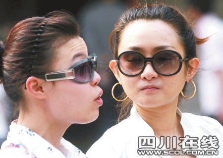 成都持续遭遇高温天 美女穿清凉夏装降温(图)_