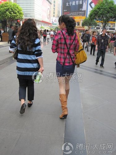 成都持续遭遇高温天 美女穿清凉夏装降温(图)_