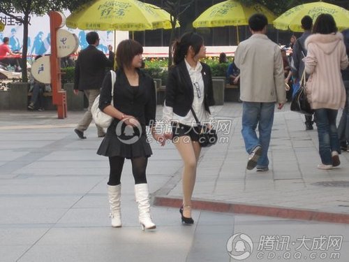 成都持续遭遇高温天 美女穿清凉夏装降温(图)_