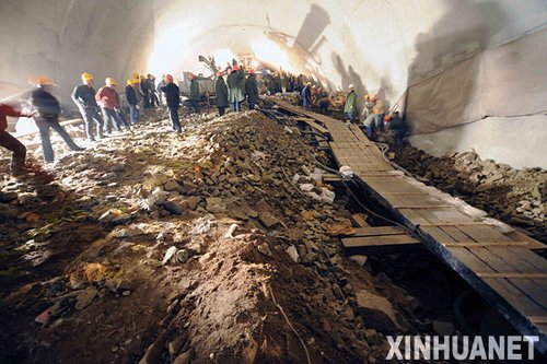 艰苦卓绝的生命救援