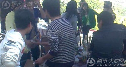 网友报料老师带学生抽烟喝酒赌博 师生均否认