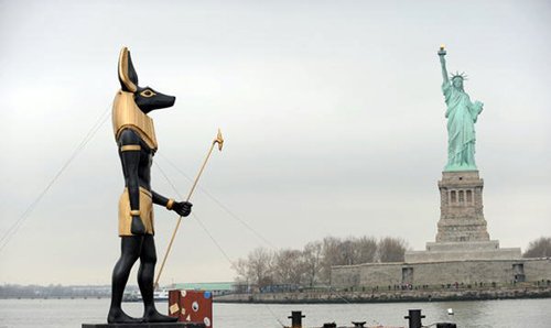 埃及神像与美国自由女神像相望_新闻滚动