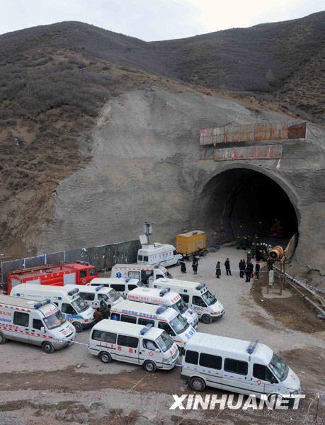 内蒙古铁路隧道塌方抢险救援导洞平稳推进_新