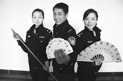 警界刘谦火烤100元钞票 一眨眼字迹消失,人民