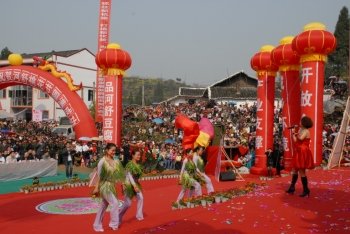 葱子芹菜秀时装 蓬安桃花节里泥味浓_新闻滚