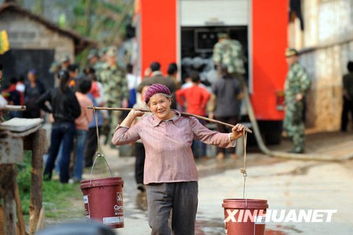 广西消防官兵全力抗旱_新闻滚动