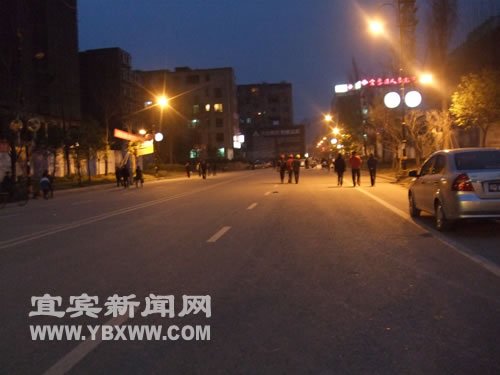 提高环保意识宜宾县县城上万群众参与地球一小