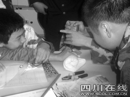 15岁<em>男生</em>生日<em>女生送戒指</em>被强行戴上结果取不