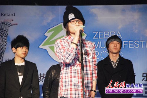 张杰领衔2010热波音乐节 表情俏皮爱抚许愿树