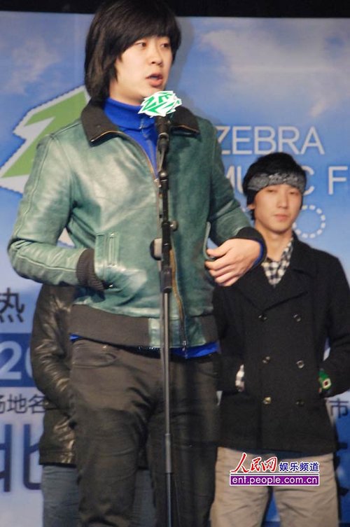 张杰领衔2010热波音乐节 表情俏皮爱抚许愿树