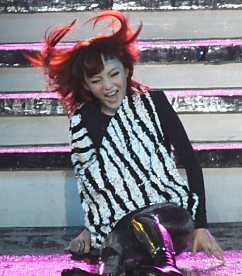 脚踩十厘米细高跟 张韶涵雨天献唱尴尬摔倒图