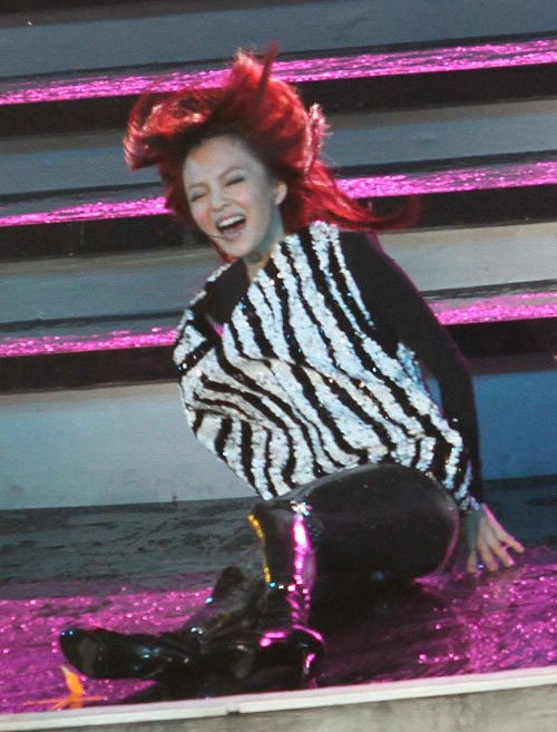 脚踩十厘米细高跟 张韶涵雨天献唱尴尬摔倒图