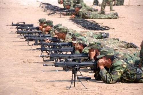 资料图:解放军士兵正在进行95式步枪射击瞄准训练