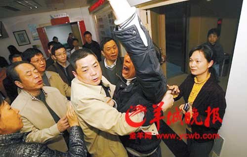 建南平下跪喊冤后妇女被拘留 称因违反信访条